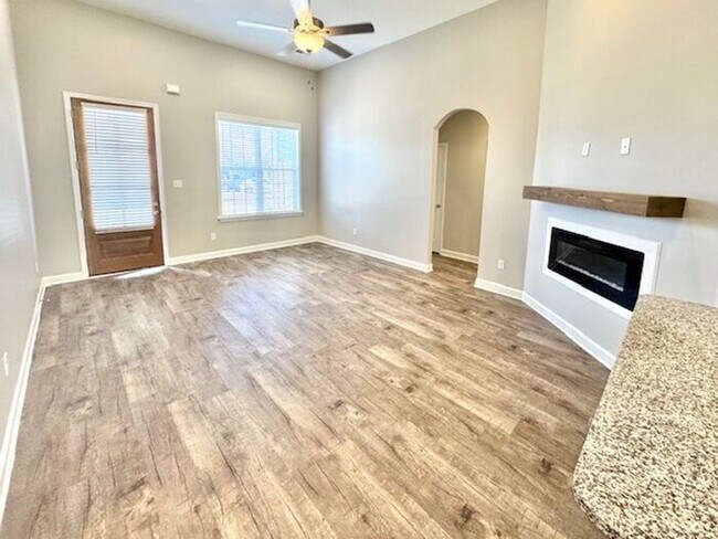 Foto del edificio - Now Leasing a 4-bedroom 3 bath home in Wal...
