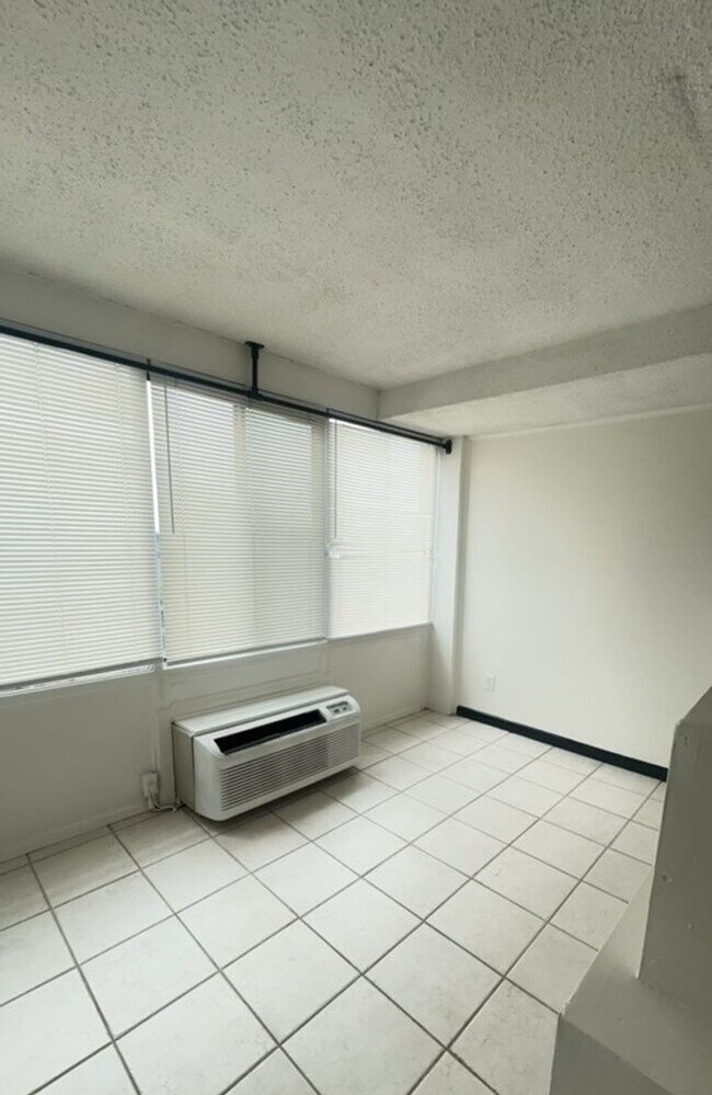 Foto del edificio - University Towers- Studio Apartment- Available for FALL 2026!