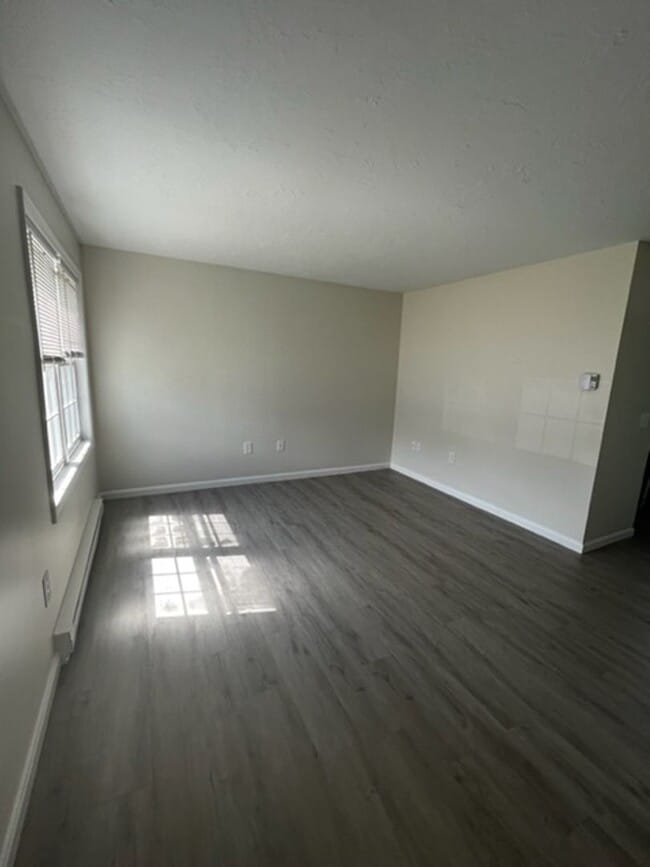 Building Photo - Gorgeous Renovated Townhouse!