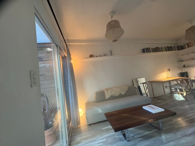 Foto del edificio - 9048 Hargis St