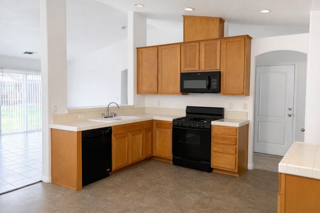 Building Photo - Southwest Bakersfield 3-Bedroom — FIRST MONTH FREE!