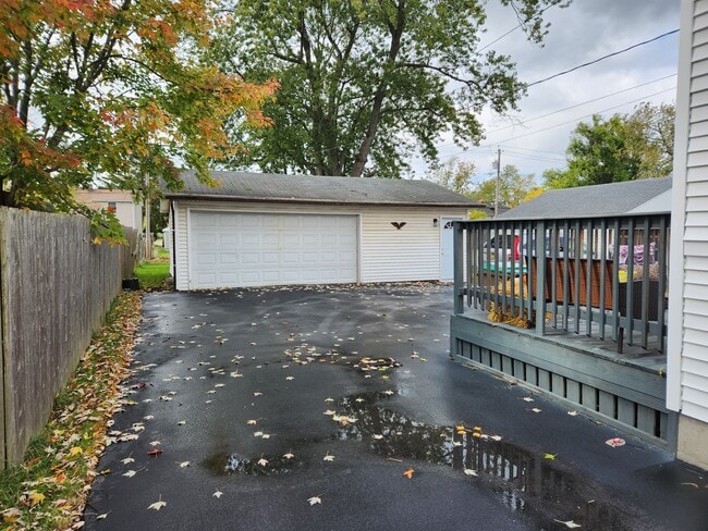 Garage - 72 Montfort Dr