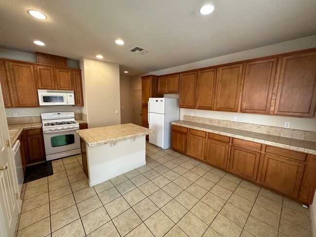 Building Photo - Beautiful 3 Bedroom Lincoln Condo!