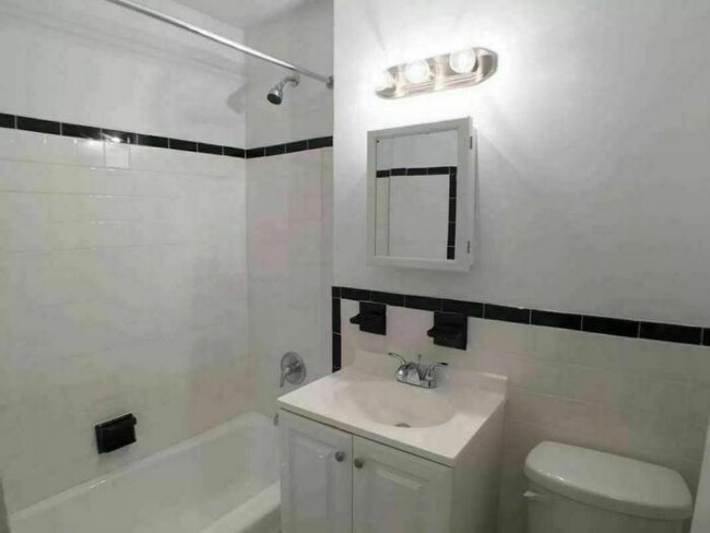 Foto del edificio - 2 bedroom in BRONX NY 10472