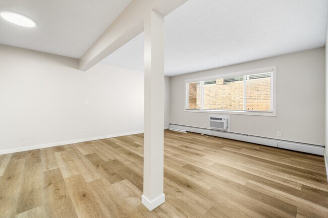 Building Photo - 2242-2242 Scarth St