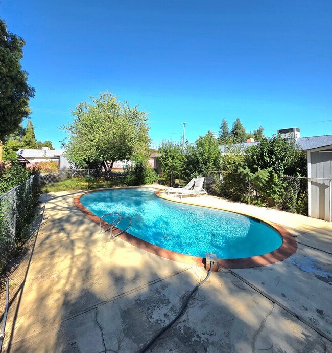 Building Photo - FURNISHED OR UNFURNISHED 5 BEDROOM 3 BATH ...