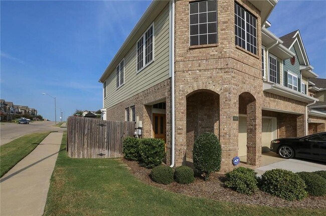 Building Photo - 4001 Milan Dr