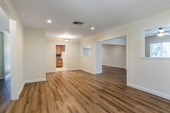 Building Photo - Charming 3 Bedroom 2 Bath home South of the Blvd