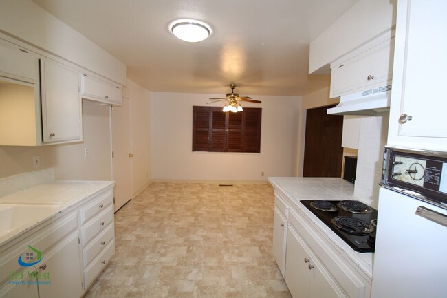 Foto del edificio - $3495 - Large 3 Bedroom, 2 Bath Single Fam...