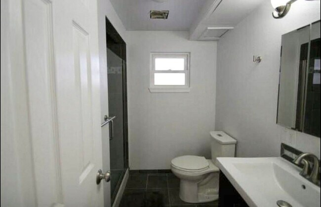 Building Photo - Spacious Martin Acres 5 bedroom Home Available 8/1/2026
