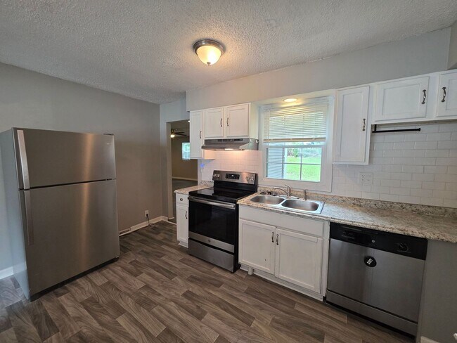 Foto del edificio - Spacious 4 Bed / 2.5 Bath Home with 2 Living Areas