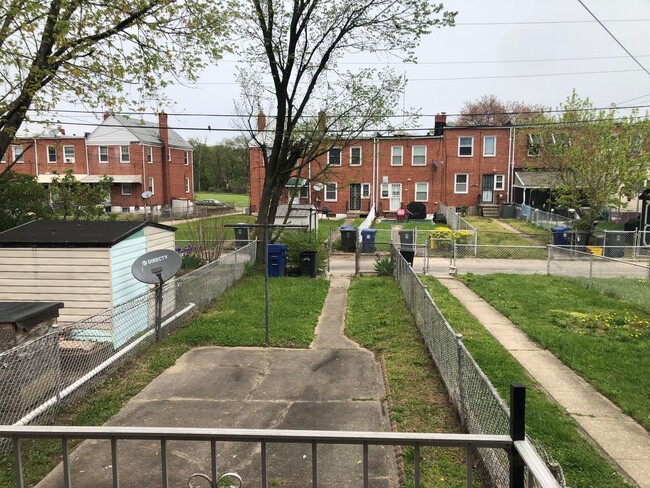 Building Photo - 2 bedroom townhouse ready for rent in Balt...