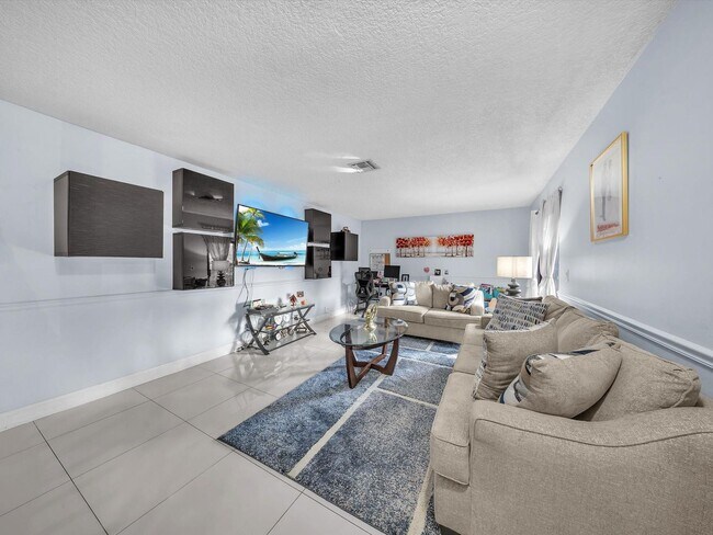 Foto del edificio - 2496 NW 99th Ave