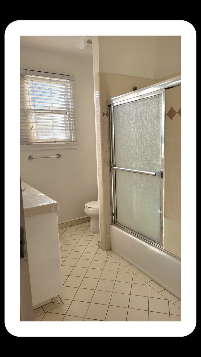 Foto del edificio - 445 N Doheny Dr