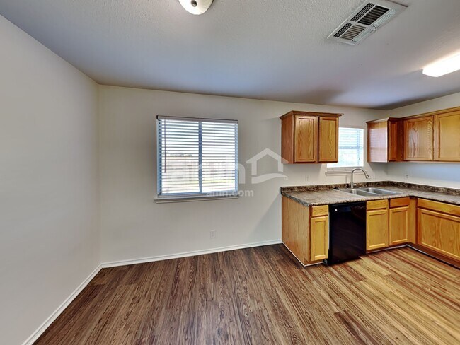 Foto del edificio - 2909 Tyler Ln