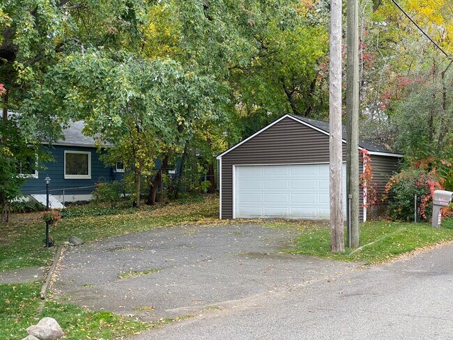 Detached Garage (additional monthly charge) - 7911 Barnsbury Ave
