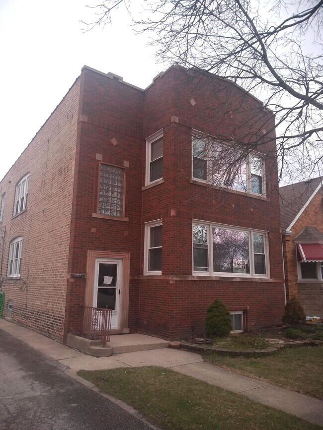 Building Photo - 6160 W Thorndale Ave