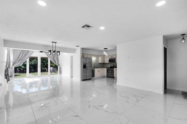 Building Photo - 8440 NW 11th Ct