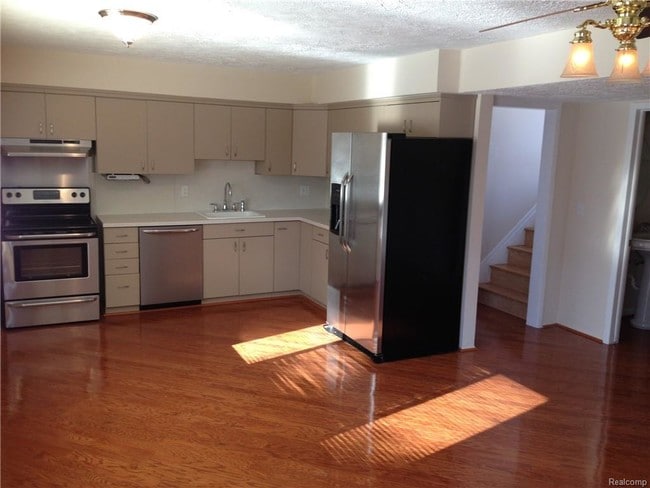 Building Photo - 158 E Hickory Grove Rd