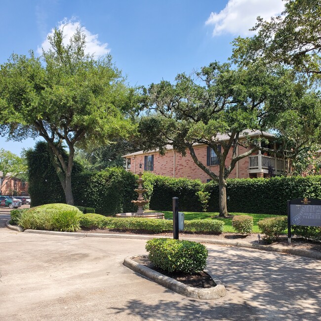 Foto del edificio - 2255 Braeswood Park Dr