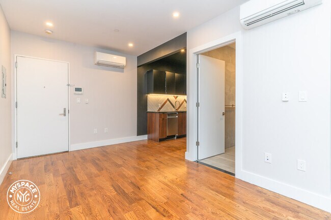 Building Photo - 418 Suydam St