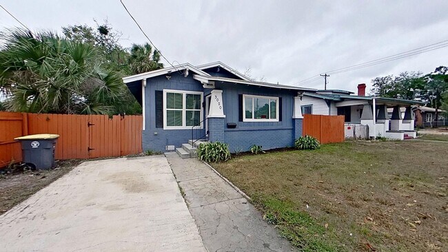 Foto del edificio - **Charming 3-Bedroom Historic Home with Covered Porch and Large Yard**