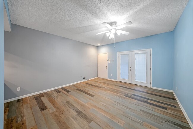 Building Photo - 7095 N Holiday Dr