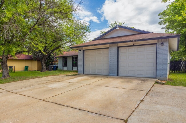Building Photo - 5275 Meadow Rise St