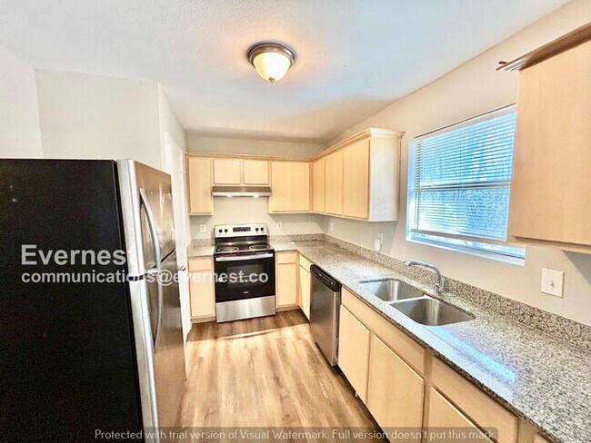 Foto del edificio - 3 Bed, 2 Bath Home with Fenced Yard & Garage / Pet-Friendly / Available Now!