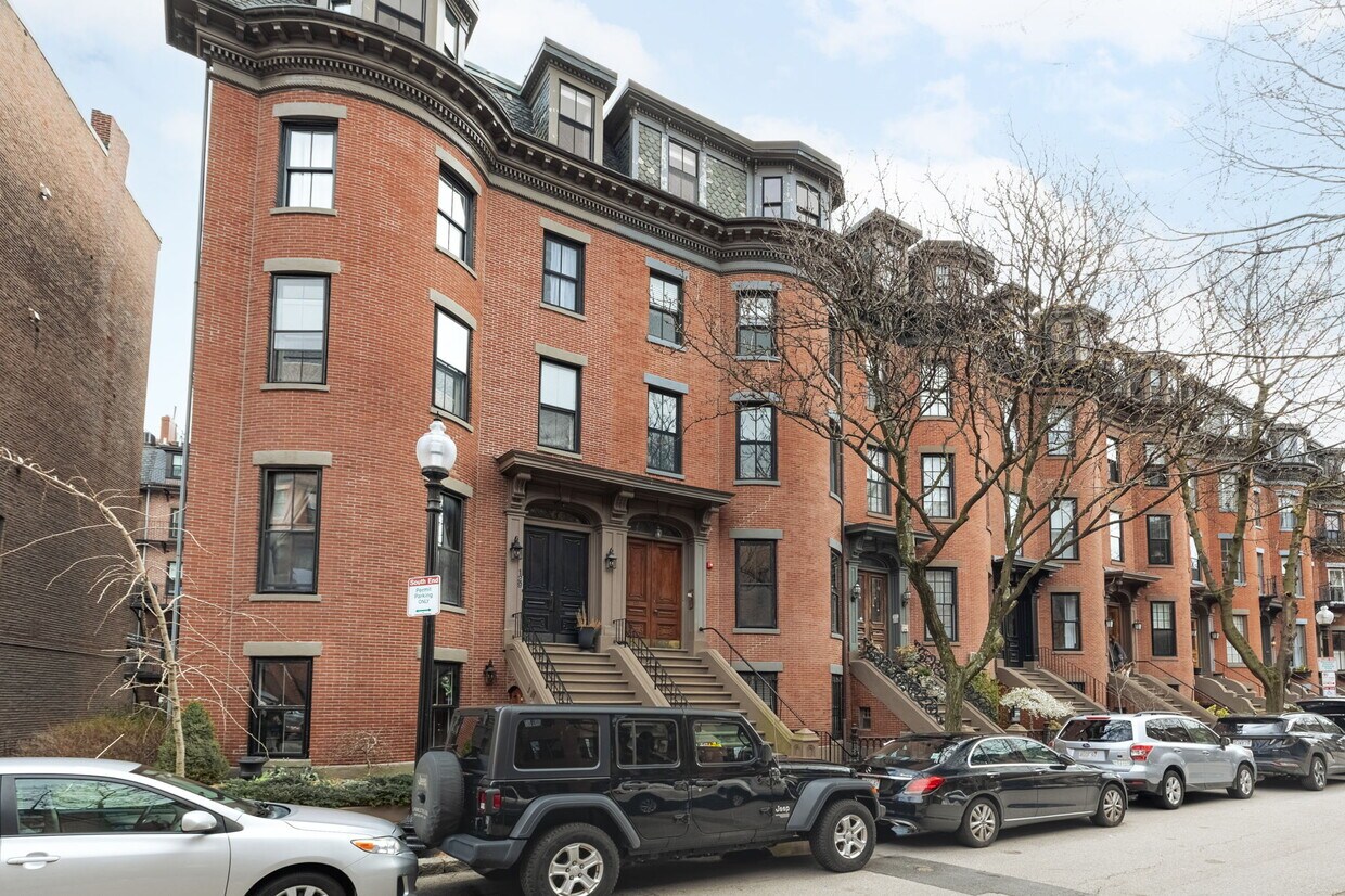 Primary Photo - 127 Pembroke St