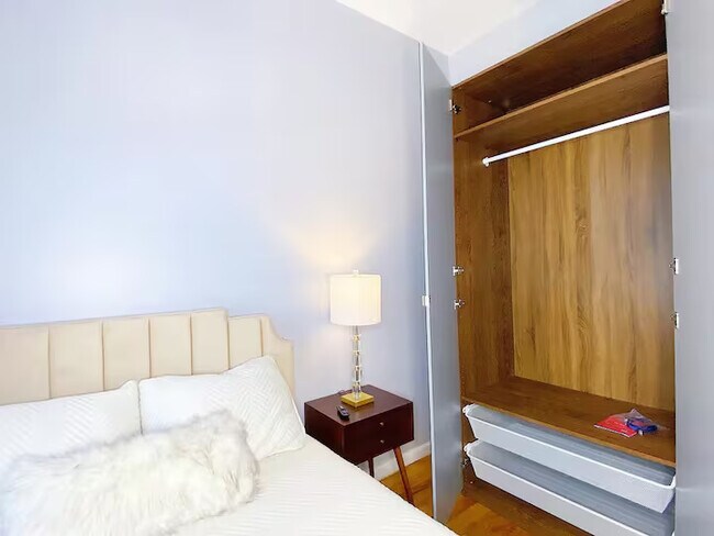 Foto del edificio - Furnished room/NOT APARTMENT