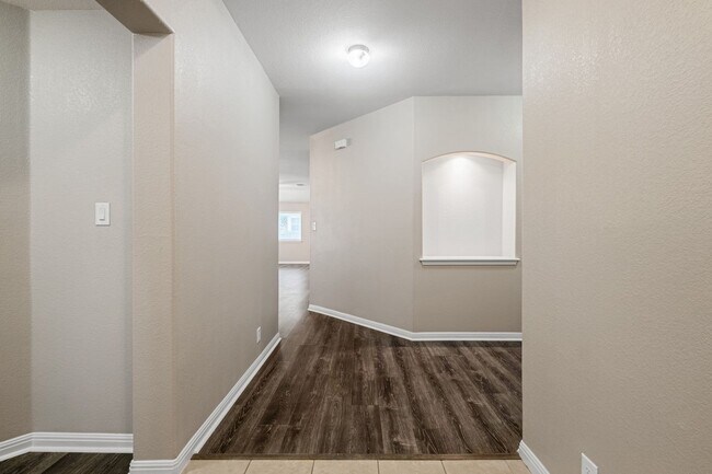 Building Photo - Spacious 4 Bedroom 2 Bath Home in Pioneer ...