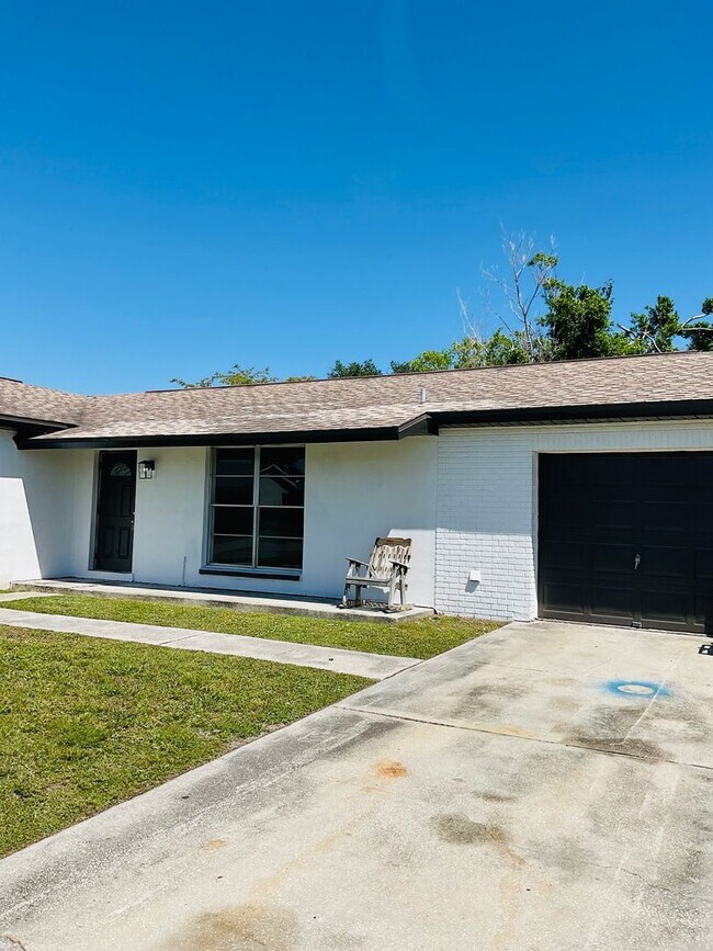 Building Photo - Newly Remodeled 3/2 with Garage and Lake V...
