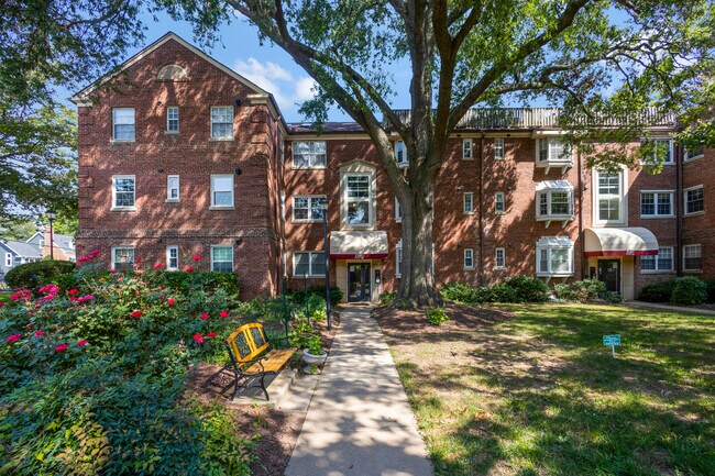 Building Photo - 2105 N Taft St
