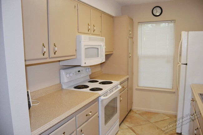 Building Photo - DeSoto Courts | Townhome | Furnished or Un...