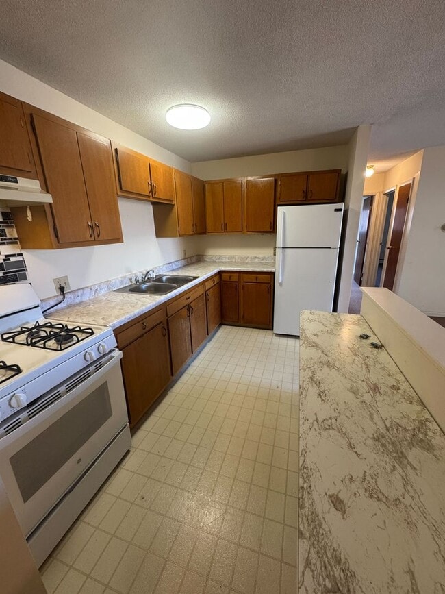 Interior Photo - 382-384 River St