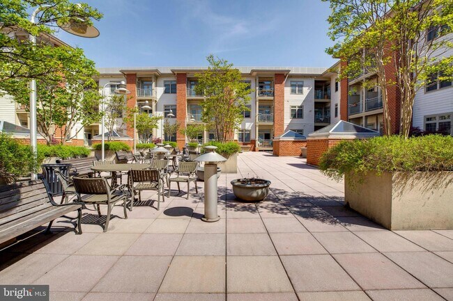 Building Photo - 309 Holland Ln