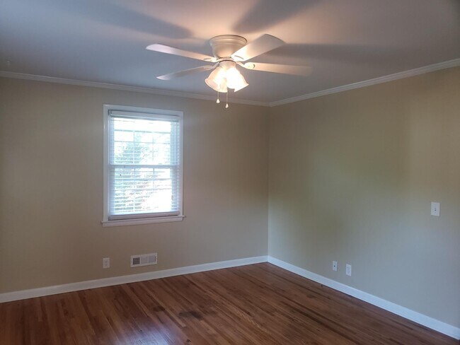 Building Photo - 2502 W Linden Ave