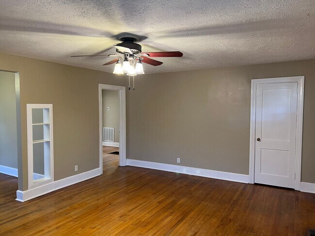 Building Photo - Charming 3 BR/2 BA Home off Vineville Avenue!
