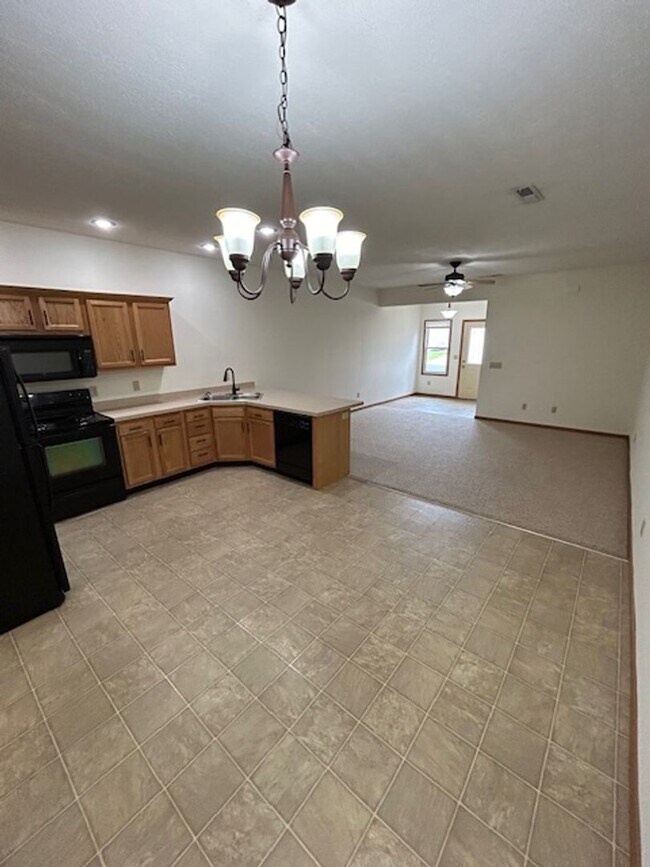 Building Photo - 1 Bedroom Apartment with Garage!