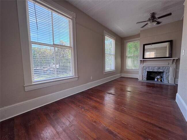 Building Photo - 114 NE Tuscawilla Ave