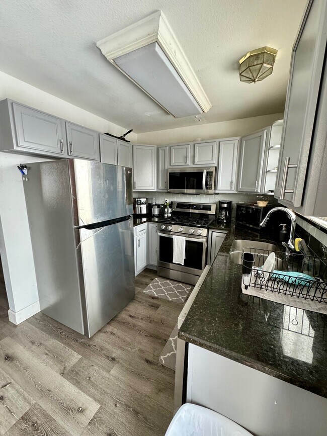 Kitchen - 4735 Josephine st