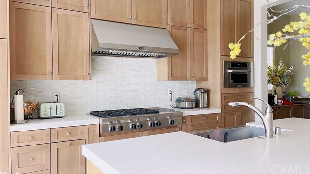 Building Photo - 17 Sorrel
