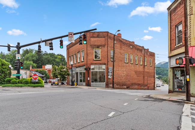 Building Photo - 487 Main St