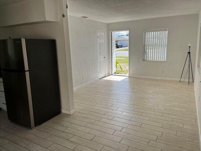 Building Photo - 2402 Sarno Rd
