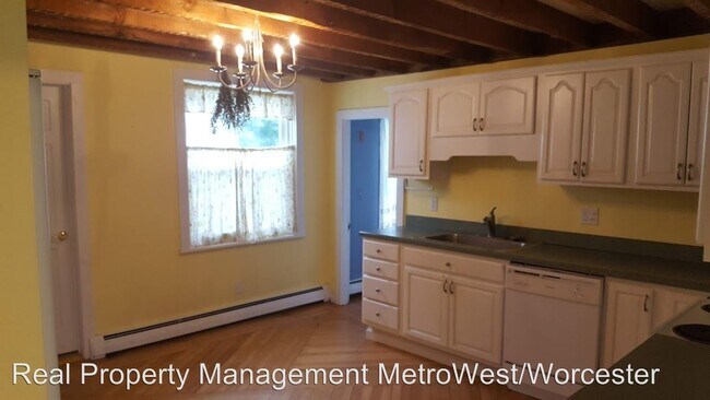Foto del edificio - 4 br, 2 bath House - 270 Main Street