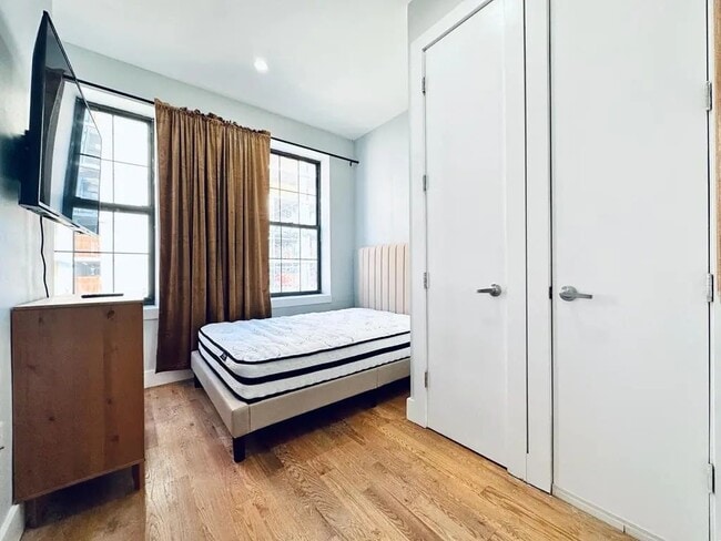 Building Photo - Furnished room/NOT APARTMENT