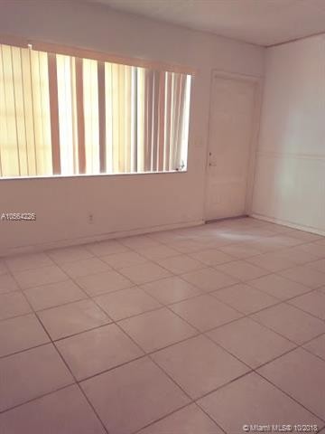Building Photo - 10080 Twin Lakes Dr