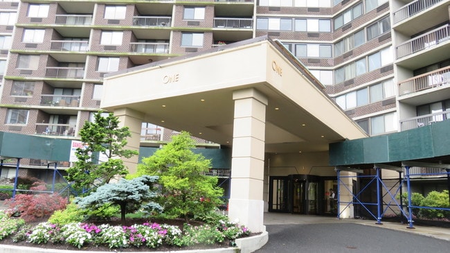 Building Photo - 1 Bay Club Dr