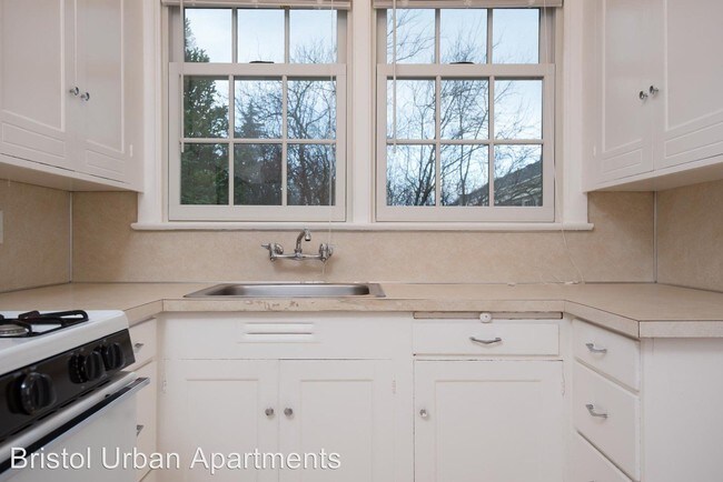 Foto del edificio - 5685 NE Sandycrest Terrace